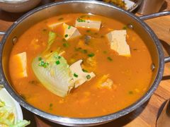 铁锅汤三文鱼头-石屋料理(南京西路店)