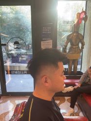 -东方先生国潮男士理发馆