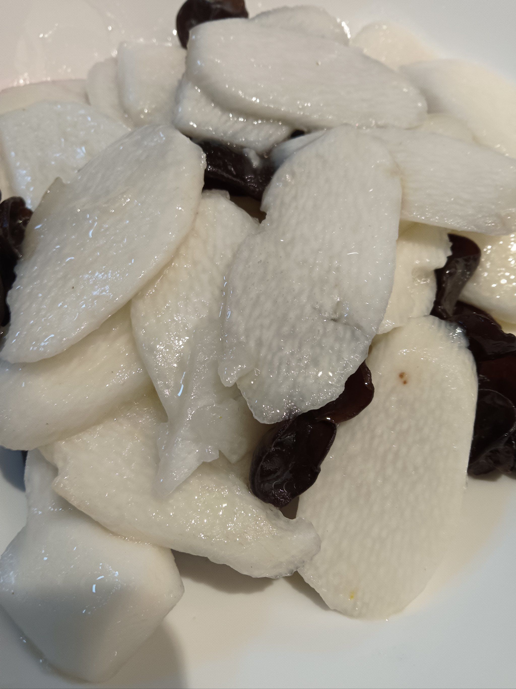 山药白白净净,切片后爽脆可口,带着淡淡的清甜