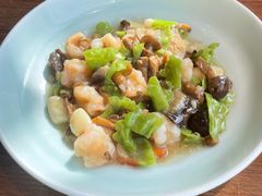 青椒炒北风菌烩虾球-云海肴·汽锅鸡·云南菜(祥云小镇店)