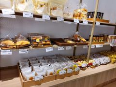 面包甜点陈列柜-顶东面包花园·生日蛋糕(世博店)