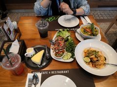 -Chom Cafe and Restaurant