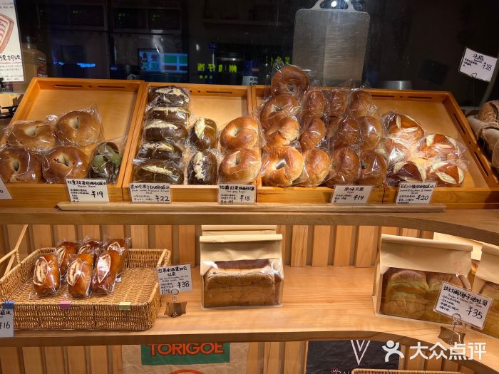 天井·丑面包搭咖啡红豆碱水面包图片