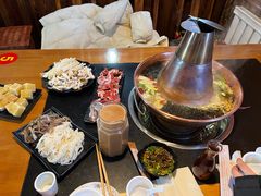 -果松木炭酸菜铜火锅·外婆参鸡汤