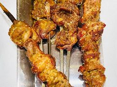 炭烤红柳羊肉串-清真·双公羊·馕坑烤全羊(奥体店)