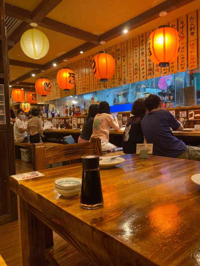 环境温馨大小桌卡座吧台都有位置服务态度好不小心弄湿