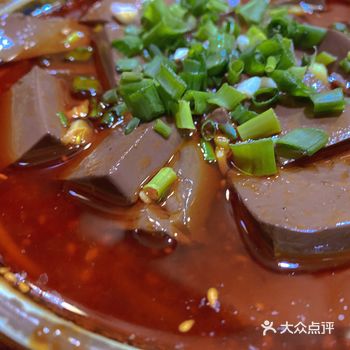 油碟是精华，特别香醇，蒜泥也很特别，应该还加了黄豆粉