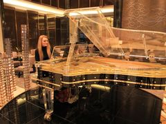 大堂吧有美女在弹钢琴~-兰州皇冠假日酒店