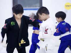 -菠萝格斗巴西柔术训练馆