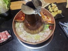 -果松木炭酸菜铜火锅·外婆参鸡汤