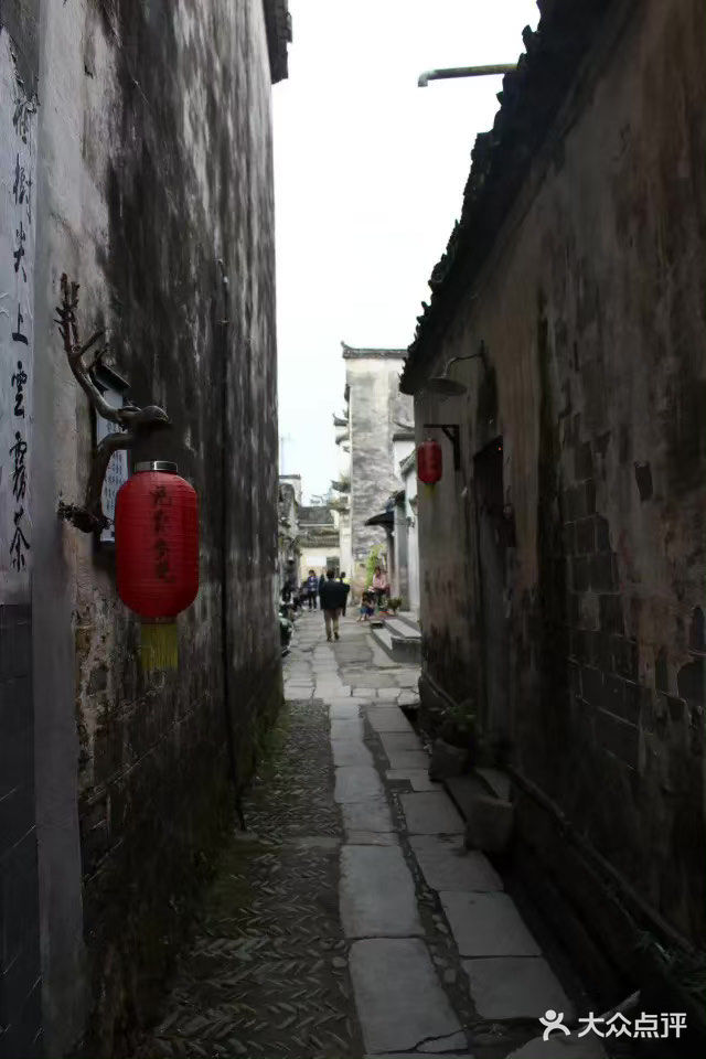 晚上有静谧的奶茶店也有嗨到爆的酒吧，看自己的选择咯
