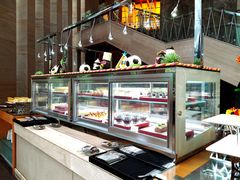 面包甜点陈列柜-松山湖凯悦酒店·Café自助餐厅·周末火舞秀表演