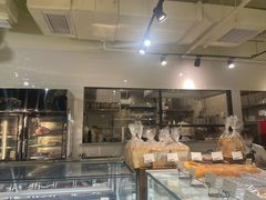 面包甜点陈列柜-羽深肉铺 Steak & Wine