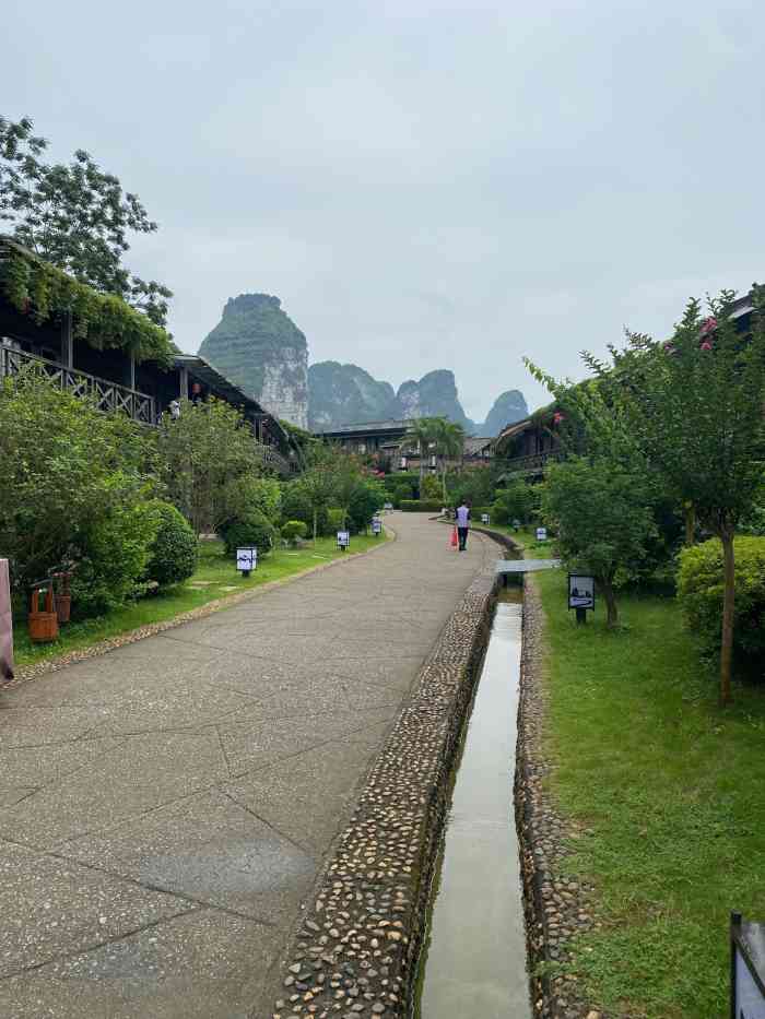 大新明仕山庄"地理位置非常偏,过了边检站还要驱车半小时.