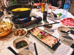 浓厚原只鸡煲花胶汤-鲜入围煮花胶鸡海鲜火锅