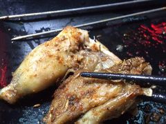 很大一只牛蛙！烤得好入味～旁边几个老外吃得好嗨Y(^_^)Y-汪爹爹武汉牛三鲜(朝外大街店)