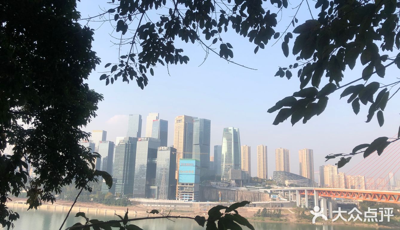 在戴家巷弯弯拐拐的老居民楼里  一楼的房子基本被打造