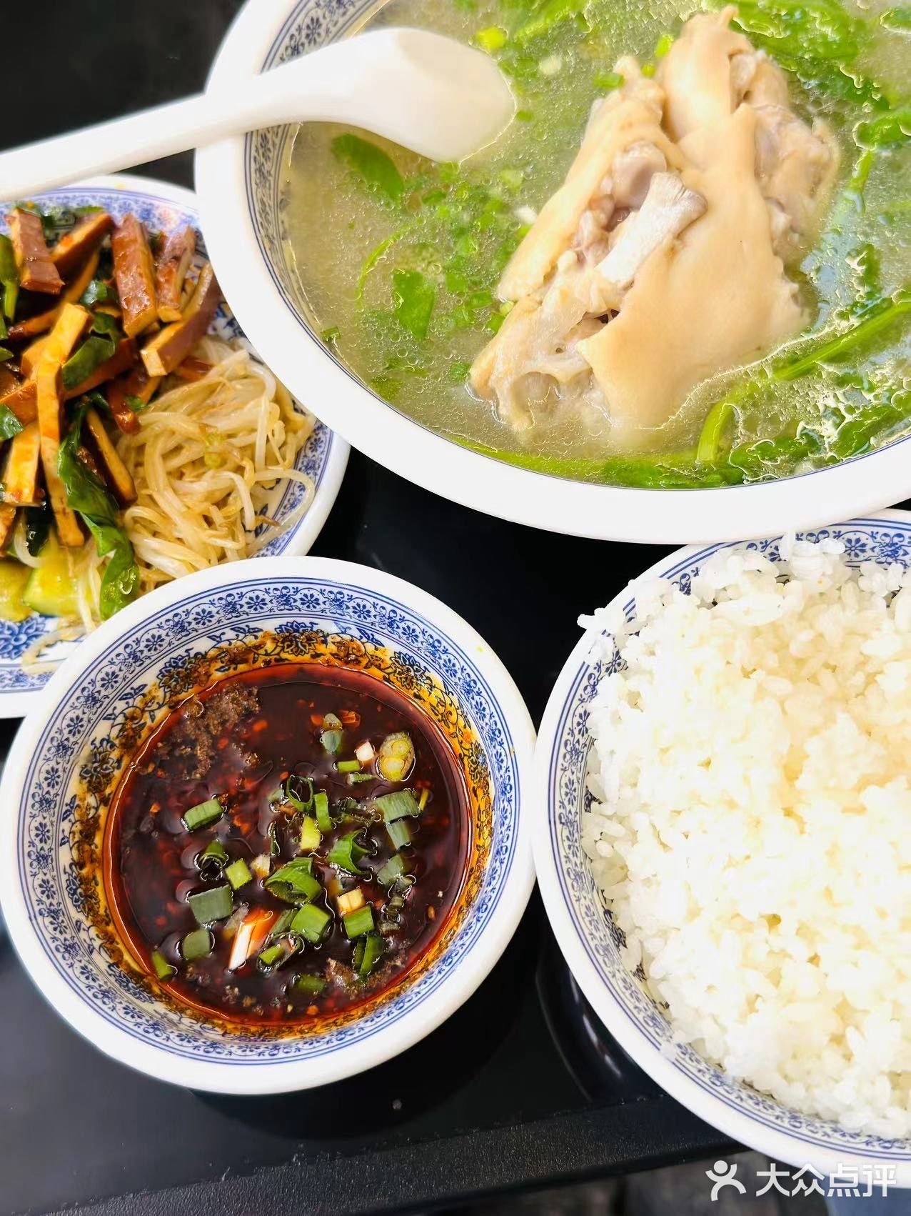 市中心地道美味，鲜香正心堂老妈蹄花