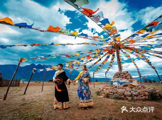 一年前就想去丽江旅游了，这次直接把婚纱照一起安排上