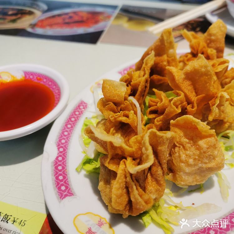 上个月吃过吴系以后，一直对鸡爪念念不忘，这次又跟闺蜜