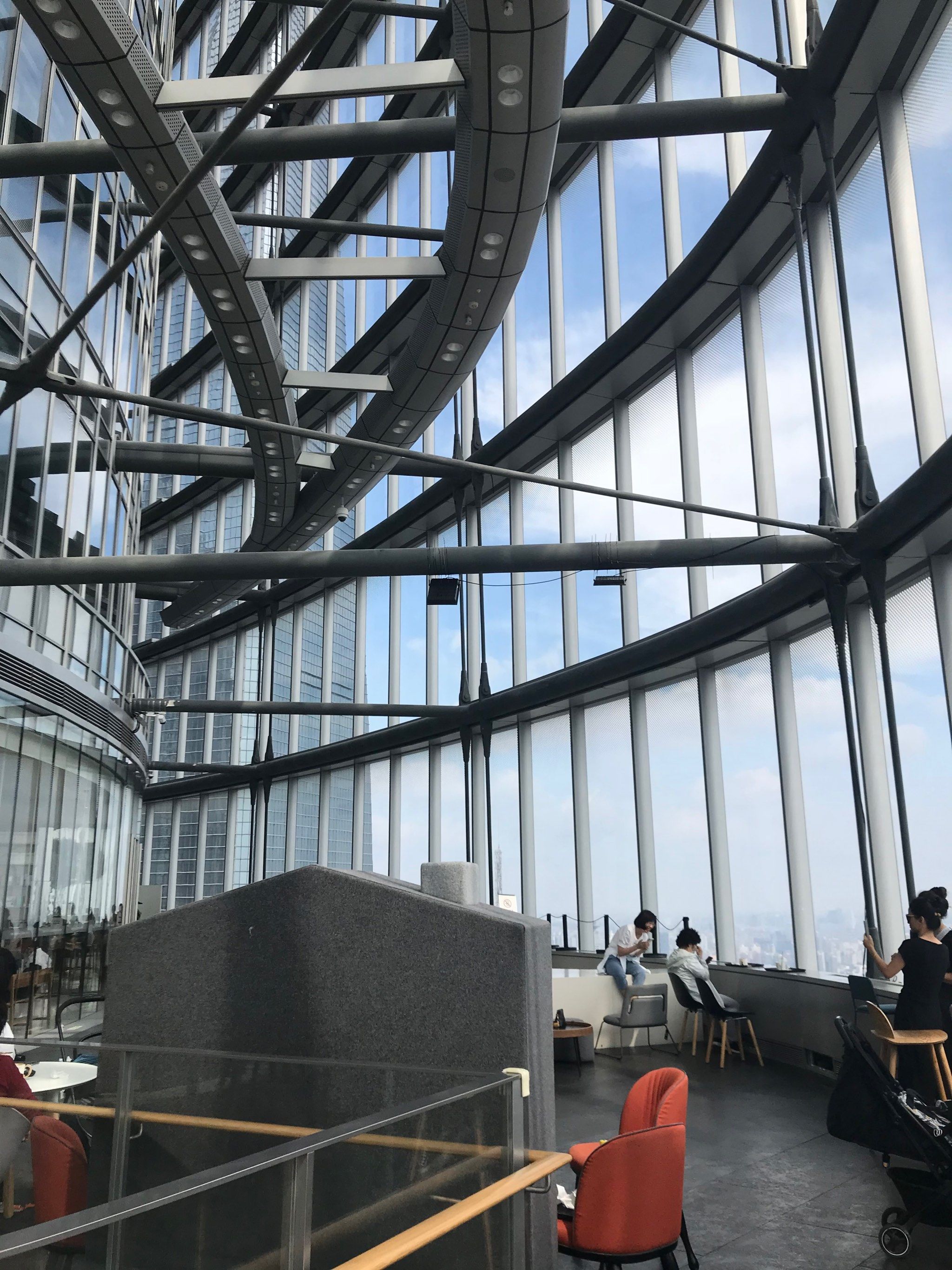 著名的三件套便位于这里,
而最美书店的朵云,
位于其中的上海中心