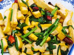 韭菜炒黄豆腐-四海烤鸭城