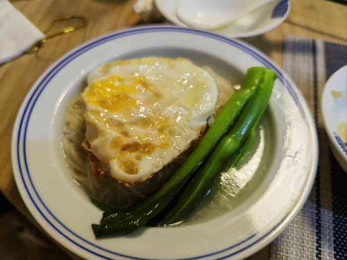 簡約不簡單的裝修,很安靜 「黑醋豬腳姜」軟軟糯糯,味道不錯「臘腸煲