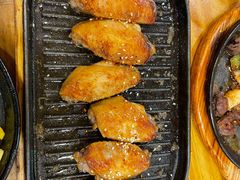 料理烤焦香翅中-老东镇啤酒屋海鲜加工·蒸汽海鲜·海鲜烧烤(台东店)