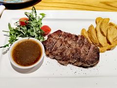 澳洲谷饲沙朗牛排配薯角和芝麻菜-LENBACH兰巴赫西餐啤酒坊(大连东港店)