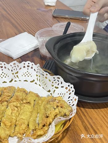 鲜肉大馄饨&面拖大排 本来以为是网红店，结果里面就两