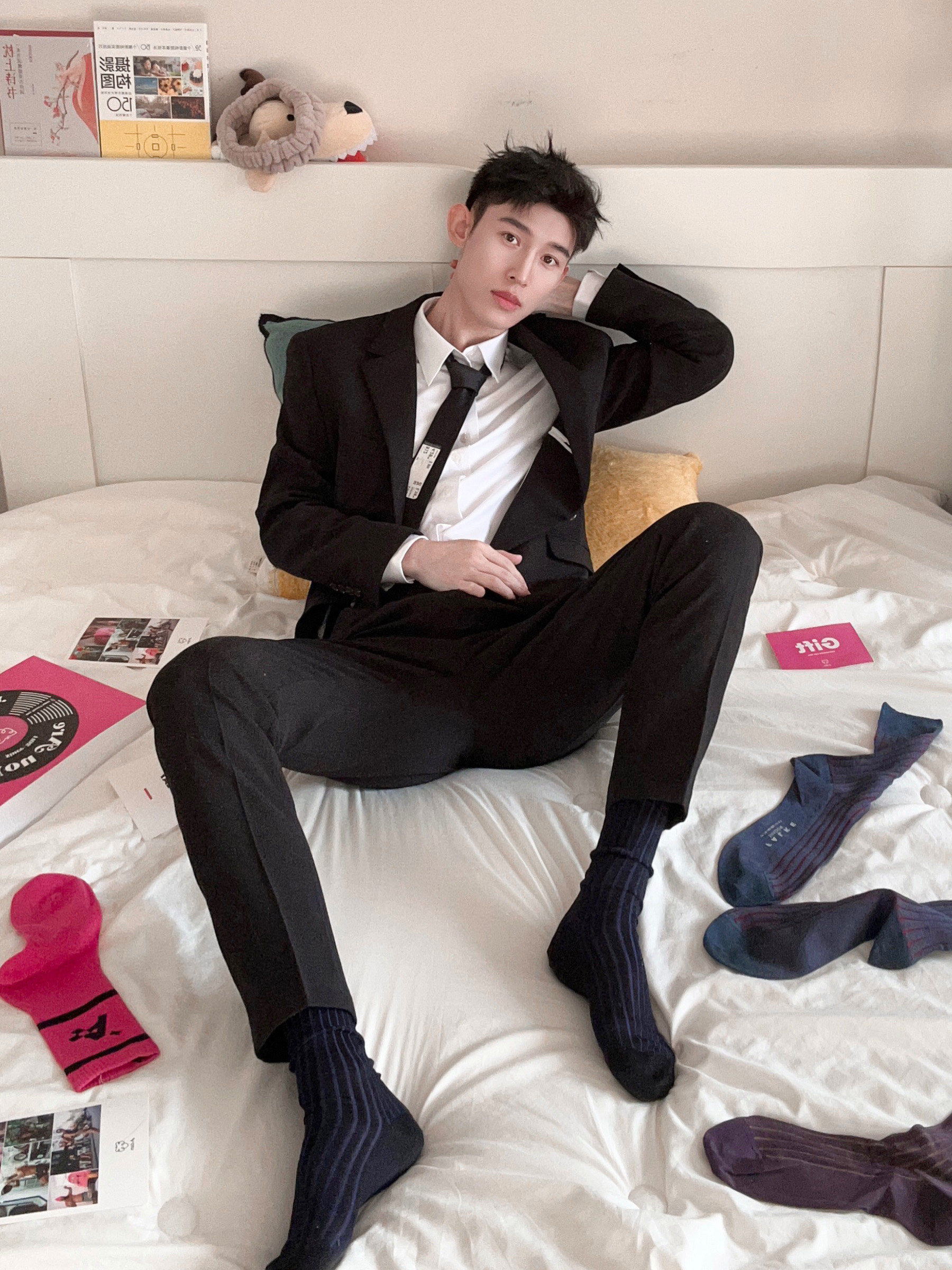 西装真的是男人重要的部分
穿上西装整个气质有提升
搭配一双西装