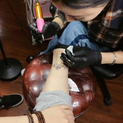 美女姐姐认真工作的样子-SNOW TATTOO STUDIO