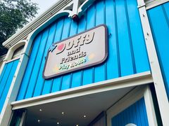 -小镇影院迪士尼小熊Duffy与他的朋友合影地