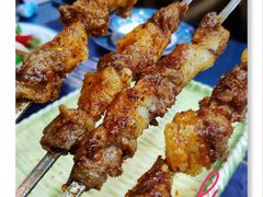 烤羊肉串儿-乡村馕坑肉·烧烤·新疆菜·本地人更爱吃(阿勒泰首店)