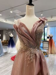 -月月婚纱礼服仓储店(王府井店)
