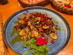 干椒炒美味牛肝菌-老滇山寨•云南特色菜•地方菜•民族风情歌舞表演(金碧店)