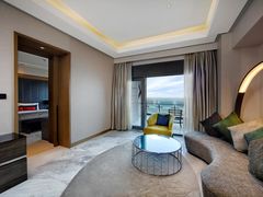 -上海滴水湖皇冠假日酒店