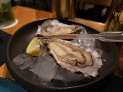 新鲜生蚝搭配柠檬和小洋葱-AZUL by FUEL蓝色·法式酒馆(琶醍店)