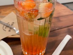 鲜草莓苏打-野路甜点铺(松柏路店)