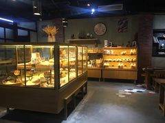 面包甜点陈列柜-啊噗吐呦现场烘焙(麦凯乐店)
