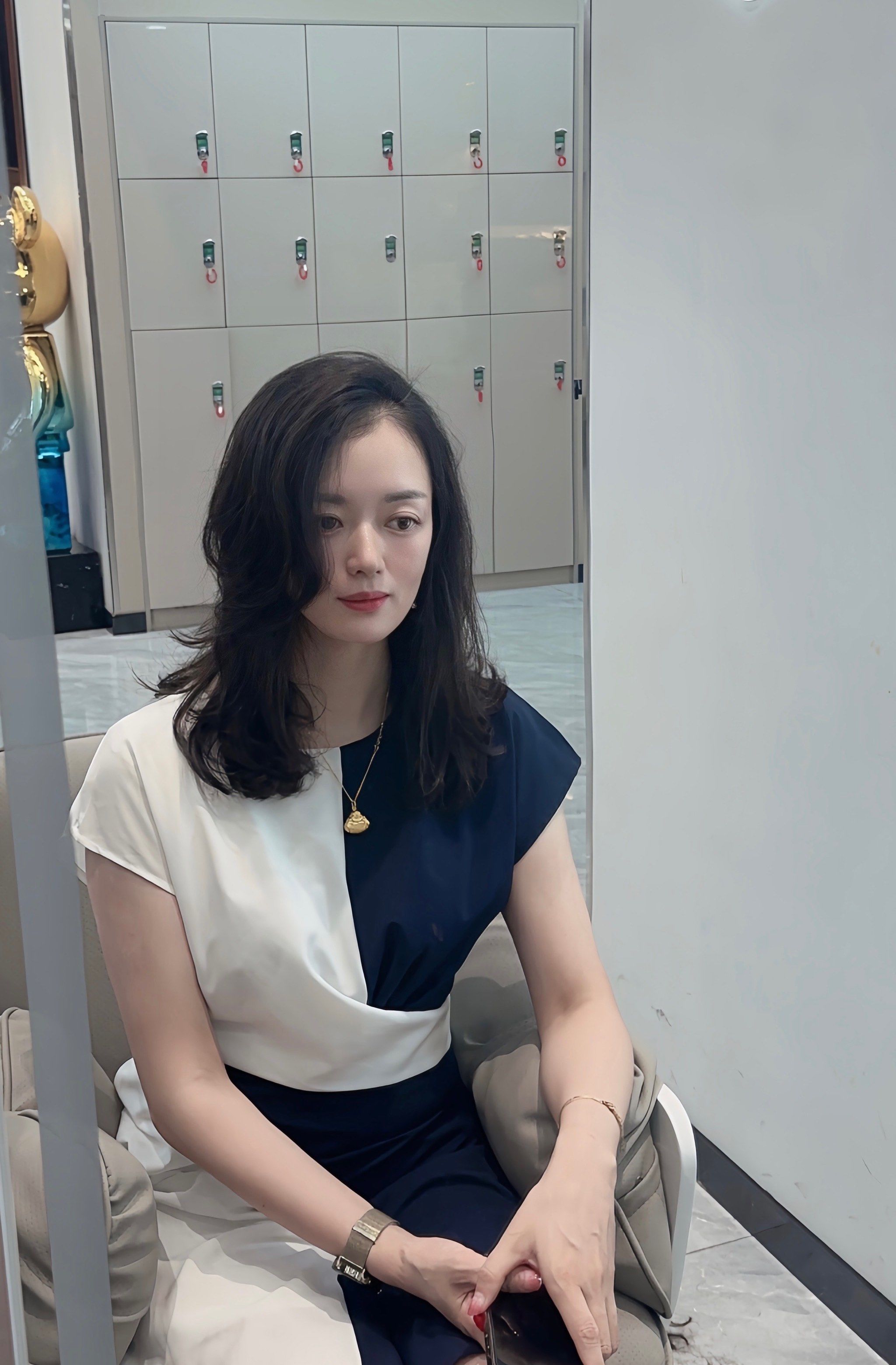 轻盈蓬松的 中发发型本身就十足的朝气蓬勃