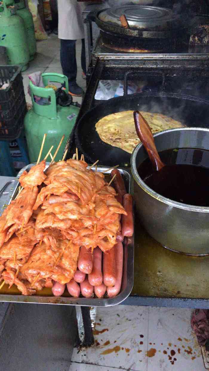 火烧饼灌鸡蛋-"就在新华影城那附近,旁边是卖鸡腿的.以.