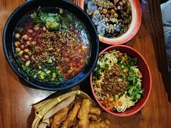 -爆炸头阿姨小四川正宗川味小吃(无任何分店)