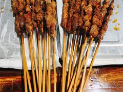 烤羊肉串-马路牙子地桌烤肉(工体店)