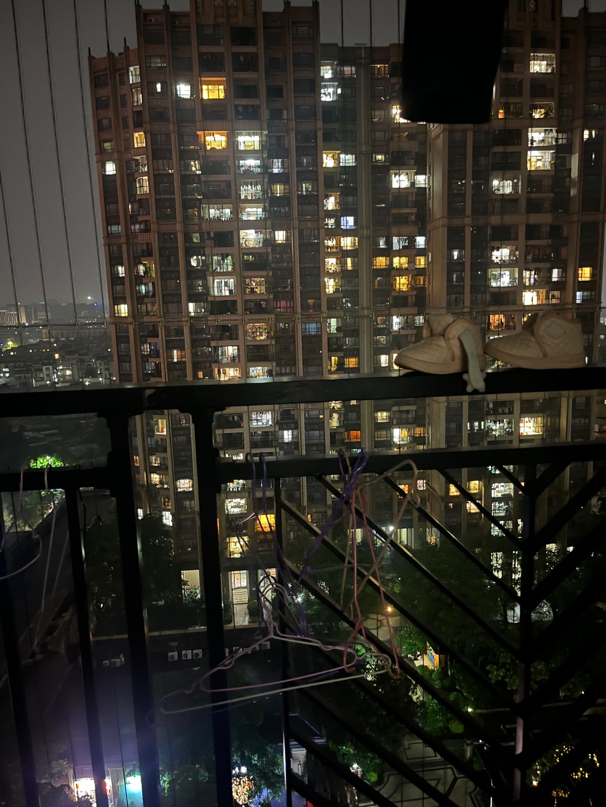 夜晚的小区风景,独自在阳台外惆怅中