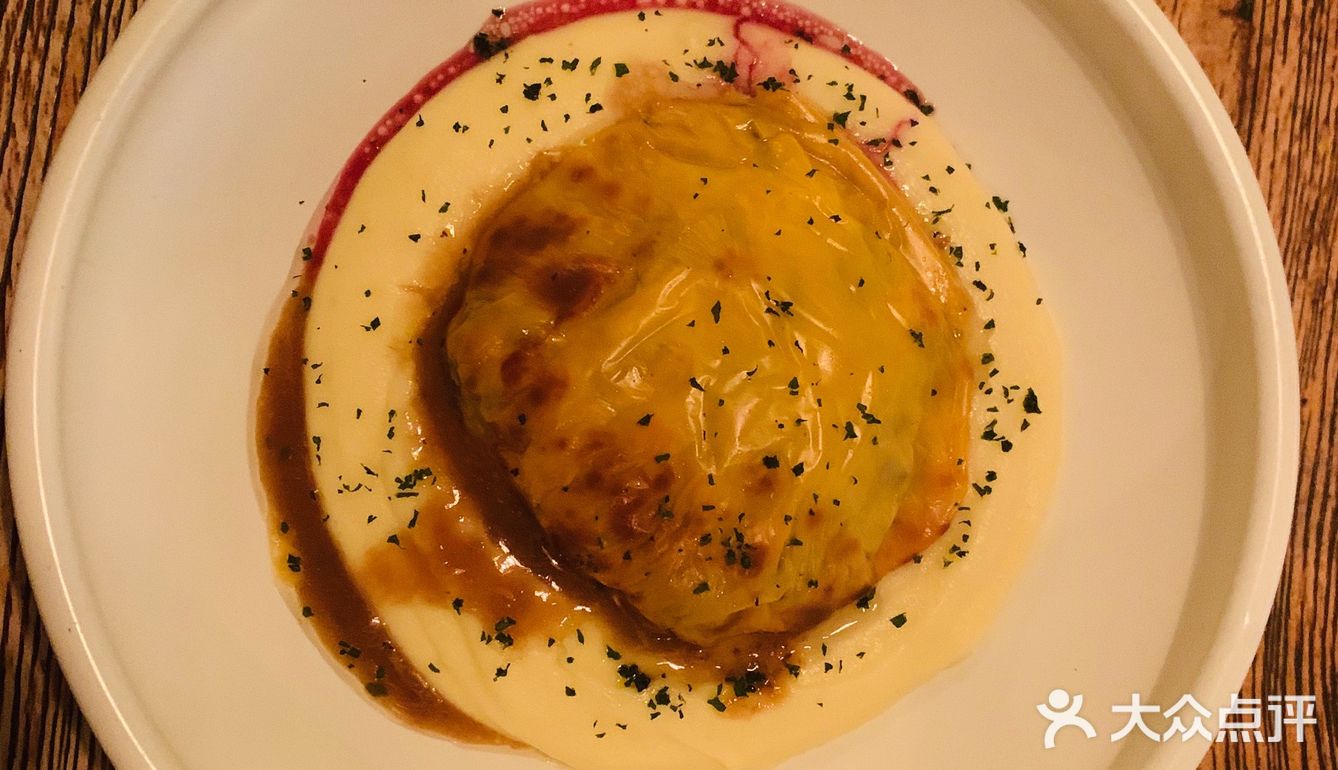 下班直接步行十分钟就能到。周边有地铁十二号线方便她过来