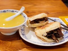 -老天桥酱肉烧饼夹肘子(天桥店)