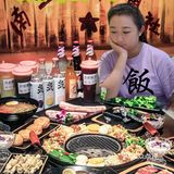 肉在中间烤，青菜围一圈的全家福在这里！