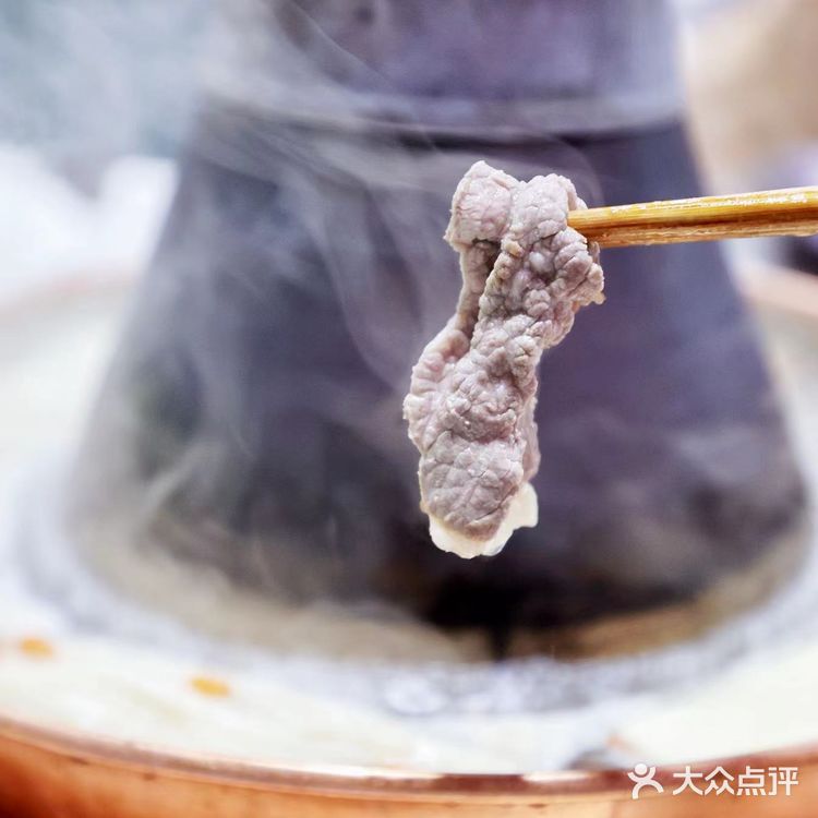 要说最解馋，还是得咱地道的铜锅涮肉