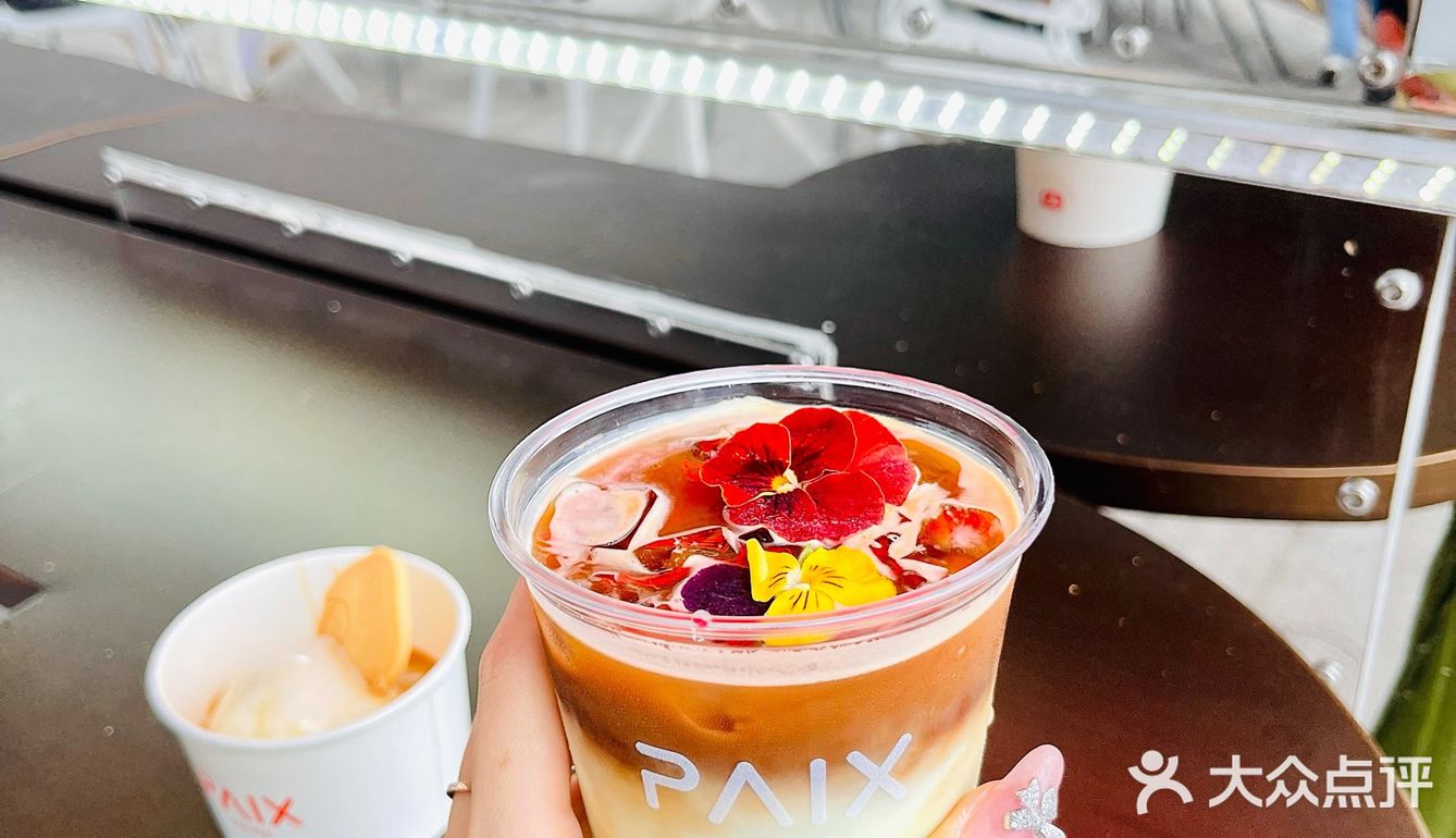 海心桥边的小银车☕️看着小蛮腰吹江风drink咖啡